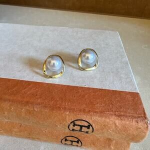 Gold and Pearl Stud Earrings- elegant design chic modern look fashion style
